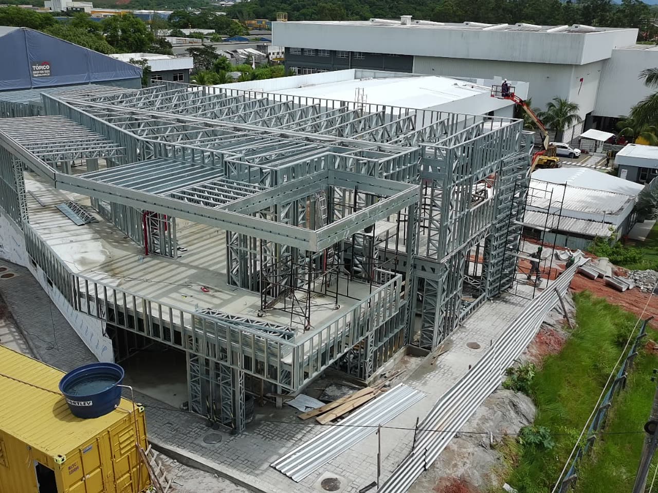 Vista aérea de uma obra comercial em Light Steel Frame, com dois pavimentos estruturados e a laje do segundo piso concretada