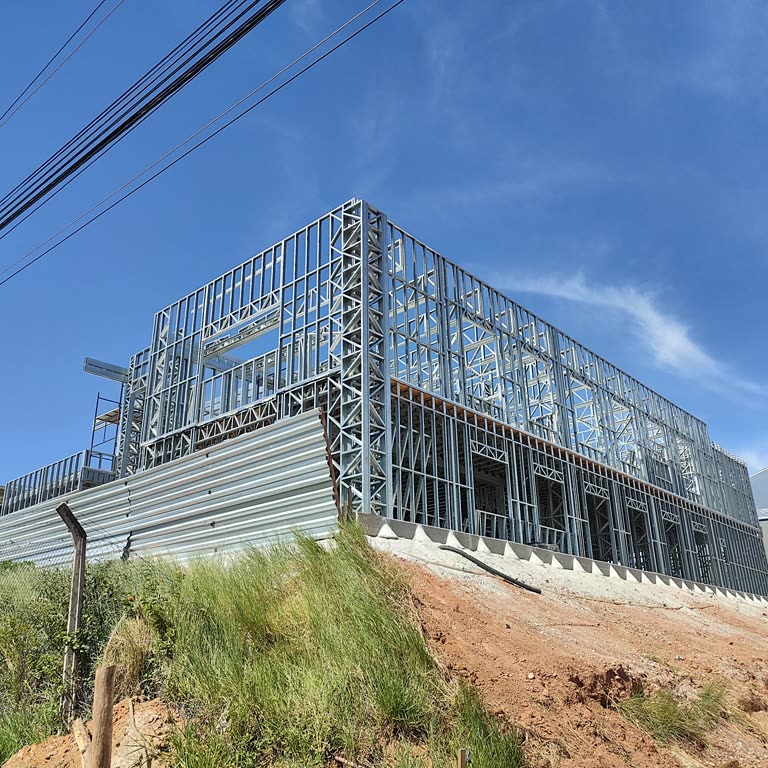 Fachada de uma edificação comercial de dois pavimentos em Light Steel Frame, com a malha de perfis de aço galvanizado aparente