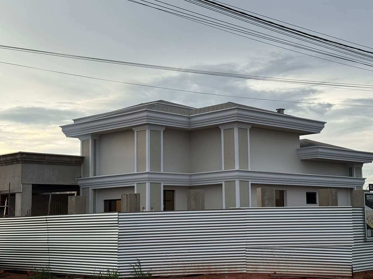 Sobrado concluído em Light Steel Frame, com fachada pintada, platibanda e cobertura finalizada